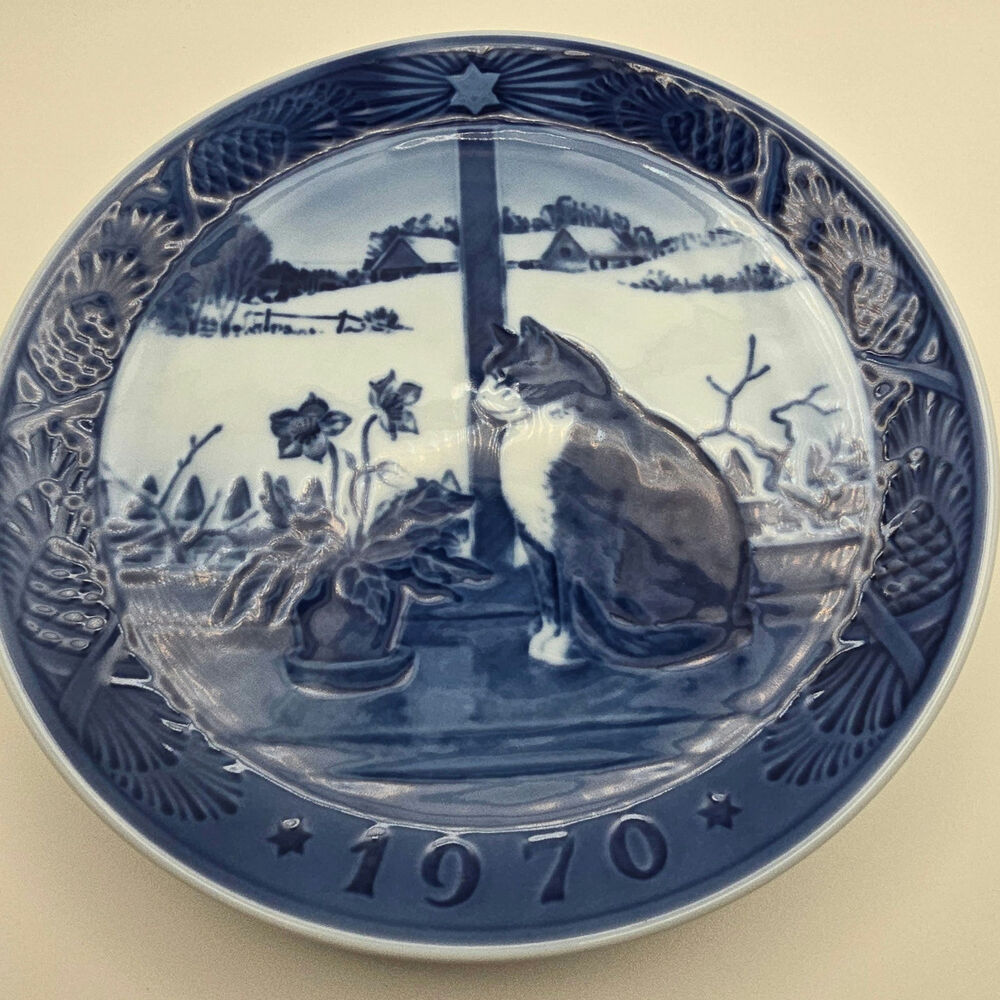 Vintage 1970 Royal Copenhagen Julerose OG Kat Plate
